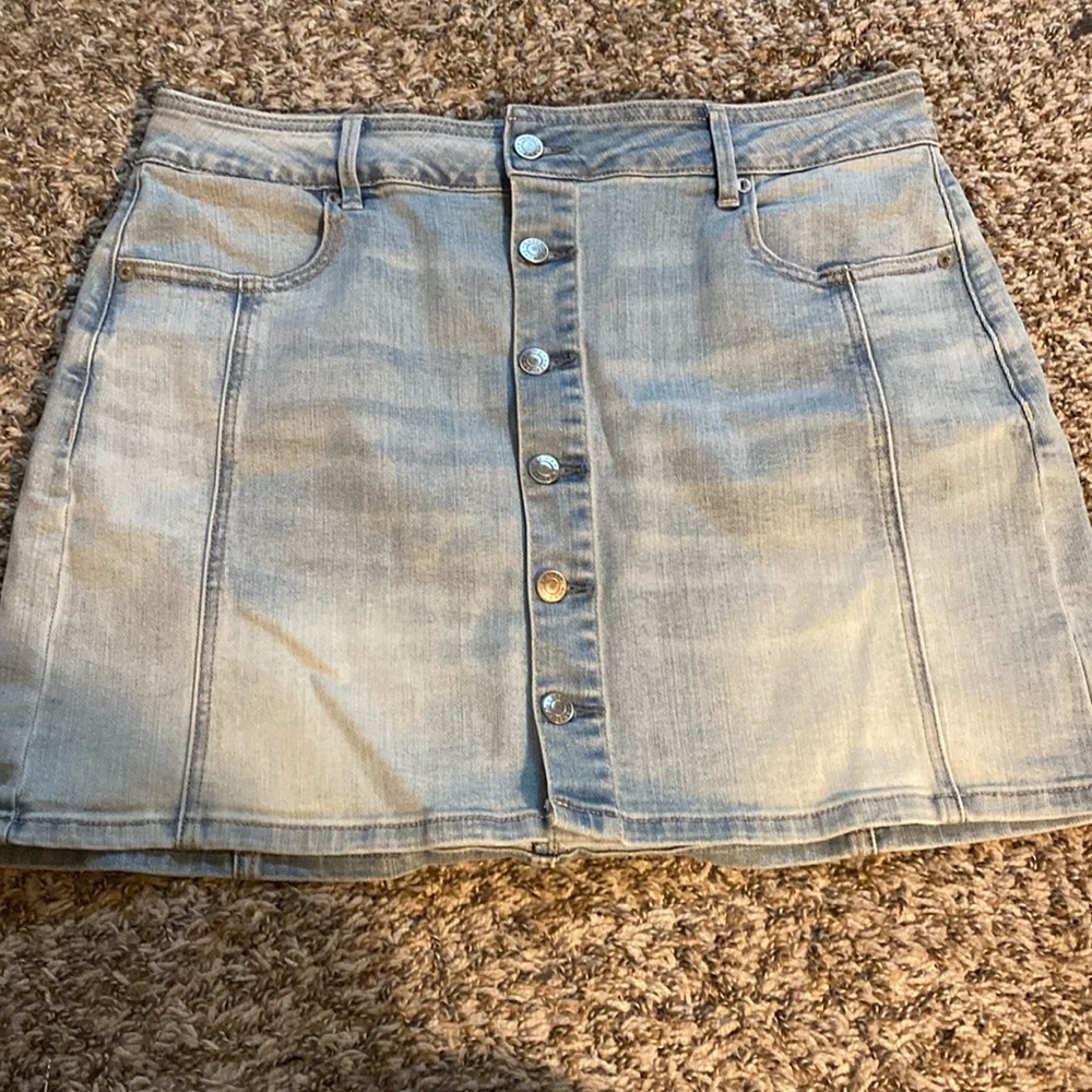 Women’s American Eagle light wash button down jean skirt. Size 14.